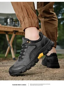 Vue détaillée des chaussures de randonnée basses pour hommes en situation de camping
