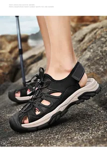 Vue détaillée des sandales d'extérieur en maille noire pour hommes sur terrain rocheux