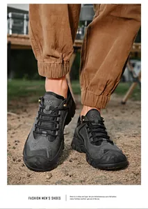 Gros plan détaillé de chaussures de randonnée imperméables grises pour hommes actifs