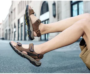 Vue détaillée de sandales en cuir marron pour hommes avec brides à logo M3 réglables