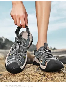 Vue détaillée des sandales de sport d'extérieur en maille pour hommes avec semelle antidérapante
