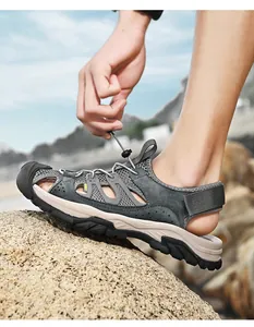 Vue latérale détaillée de sandales de plage antidérapantes pour hommes, design respirant
