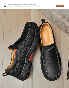 Gros plan de chaussures de randonnée en cuir noir pour hommes avec semelle épaisse.