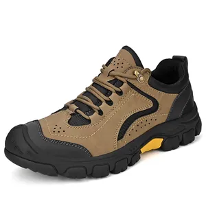 Chaussures de randonnée pour hommes robustes avec semelles antidérapantes en marron.