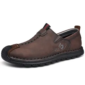 Mocassini slip-on in vera pelle marrone da uomo con suola in gomma antiscivolo.