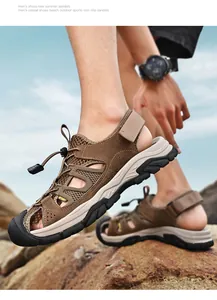 Détail de sandales d'extérieur pour hommes en cuir marron et mesh sur terrain rocheux
