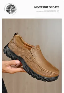 Vue détaillée des chaussures décontractées pour hommes en cuir marron avec semelle épaisse