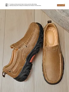 Vue détaillée de mocassins de plein air en cuir véritable marron pour hommes