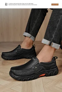 Vue détaillée de chaussures de marche en cuir pour hommes avec tige texturée et semelle épaisse.