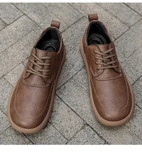 Gedetailleerd overzicht van de bruine lederen textuur op casual herenschoenen in Britse