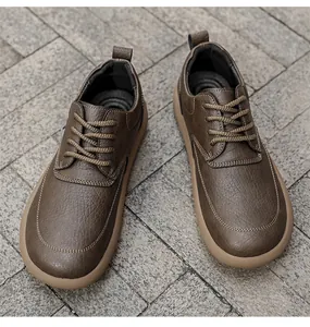 Bovenaanzicht detail van bruine leren herenschoenen in retrostijl met antislipzool