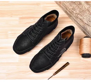 Vista detallada superior de botas altas retro negras para hombre con cuello de punto