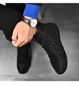 Vista detallada de botines negros para hombre estilo británico con cuello de punto