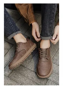 Detailopname van bruine leren barefoot schoenen met een brede neus voor heren op straat