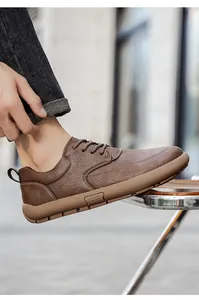 Gedetailleerde weergave van bruine retro leren vrijetijdsschoenen met brede neus voor heren