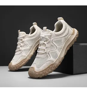 Détail de la chaussure de trekking en maille beige avec semelle en caoutchouc antidérapante