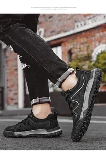 Vue détaillée des baskets de plein air en mesh noir respirant à semelle épaisse