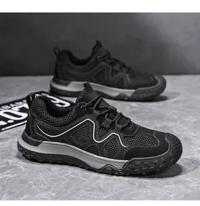 Gros plan de chaussures de randonnée en maille respirante noire avec semelles épaisses