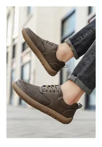 Close-up van heren barefoot schoenen van bruin leer met een brede neus voor buiten