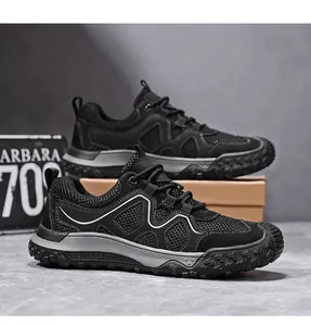 Vue latérale de chaussures de randonnée noires en mesh respirant avec semelles épaisses