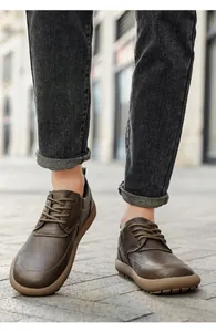 Gedragen weergave van vintage bruine leren barefoot schoenen met brede neus voor heren