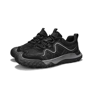 Détail de la maille respirante et de la semelle antidérapante épaisse des chaussures de rando