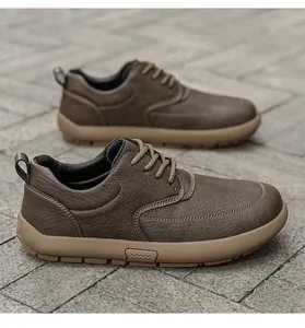 Gedetailleerde weergave van vintage bruine herenleren schoenen met brede neus en rubberen zolen.