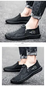 Gros plan de mocassins décontractés en cuir noir avec détails cousus main et zip.