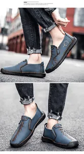 Gros plan sur d'élégantes chaussures en cuir bleu pour hommes aux détails cousus main