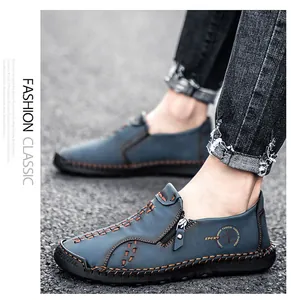 Détail de mocassins décontractés bleus pour hommes avec fermeture éclair latérale.