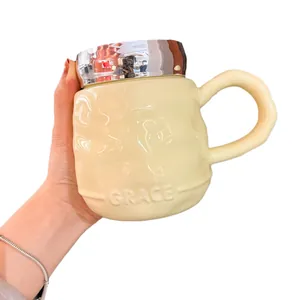 Mug à café moderne en céramique crème avec couvercle miroir et lettrage GRACE en relief
