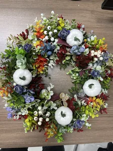 Detailansicht eines Herbst-Eukalyptuskranzes mit weißen Kürbissen und Rosen