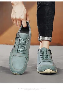 Nahaufnahme von blauen Herren-Freizeitschuhen mit handgenähter Sohle im Octopus-Stil.