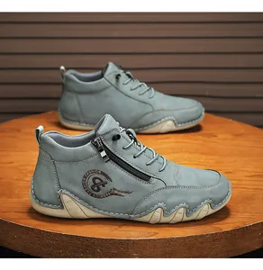 Seitenansicht blauer Herren-Freizeitstiefel mit Reißverschluss und Oktopus-Sohle