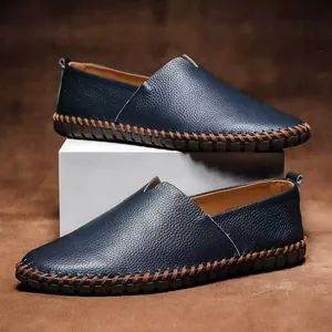 Mocassini da uomo in pelle blu navy con dettagli marroni cuciti a mano per la guida casual.