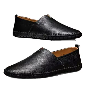 Mocassini classici in pelle nera da uomo con un design traspirante e molto leggero