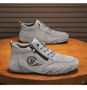 Detail von grauen Herren-High-Top-Freizeitschuhen mit Octopus-Sohle und Reißverschluss