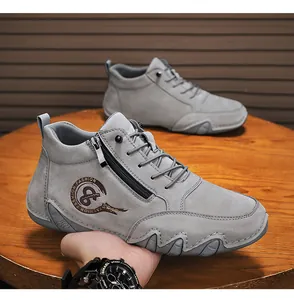 Seitendetail grauer High-Top-Stiefel mit einzigartiger Oktopus-Sohle und Reißverschluss