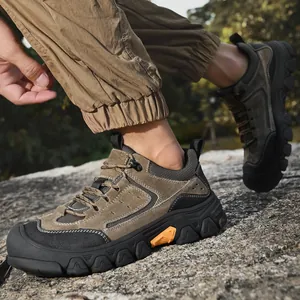 Nahaufnahme von robusten Herren-Wanderschuhen mit rutschfester Sohle auf Fels