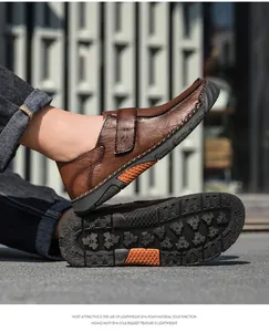 Detail van bruine handgestikte herenloafers met leerstructuur en EVA-zool.