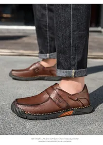 Gedetailleerde close-up van bruine handgenaaide leren loafers voor heren met lichte EVA-zool