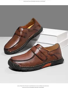 Detail van bruine handgestikte leren loafers met lichtgewicht EVA-zool