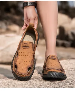 Detail van bruine herensandalen met gesloten neus en ademend geperforeerd ontwerp