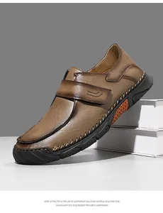 Zijaanzicht van bruine handgenaaide casual leren loafers met een lichte EVA-zool