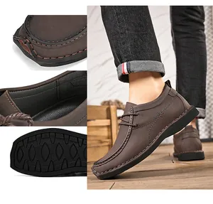 Gedetailleerde weergave van bruine leren herenschoenen met handgemaakte stiksels en zool.