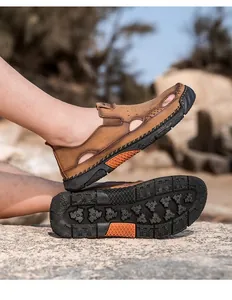 Close-up van bruine heren buitensandalen met ademende zijkant en antislipzool voor grip.