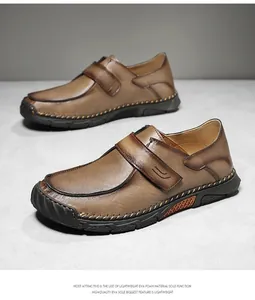 Handgestikte bruine lederen loafers voor heren met een lichtgewicht EVA-schuimzool.