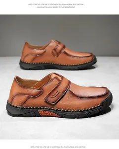 Zijaanzicht met handgestikte details van bruine leren casual loafers voor heren