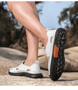 Detail van witte ademende heren sandalen met dichte neus en stevige antislipzool