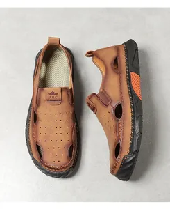 Gedetailleerd overzicht van de bruine leren heren sandalen met ademende perforaties